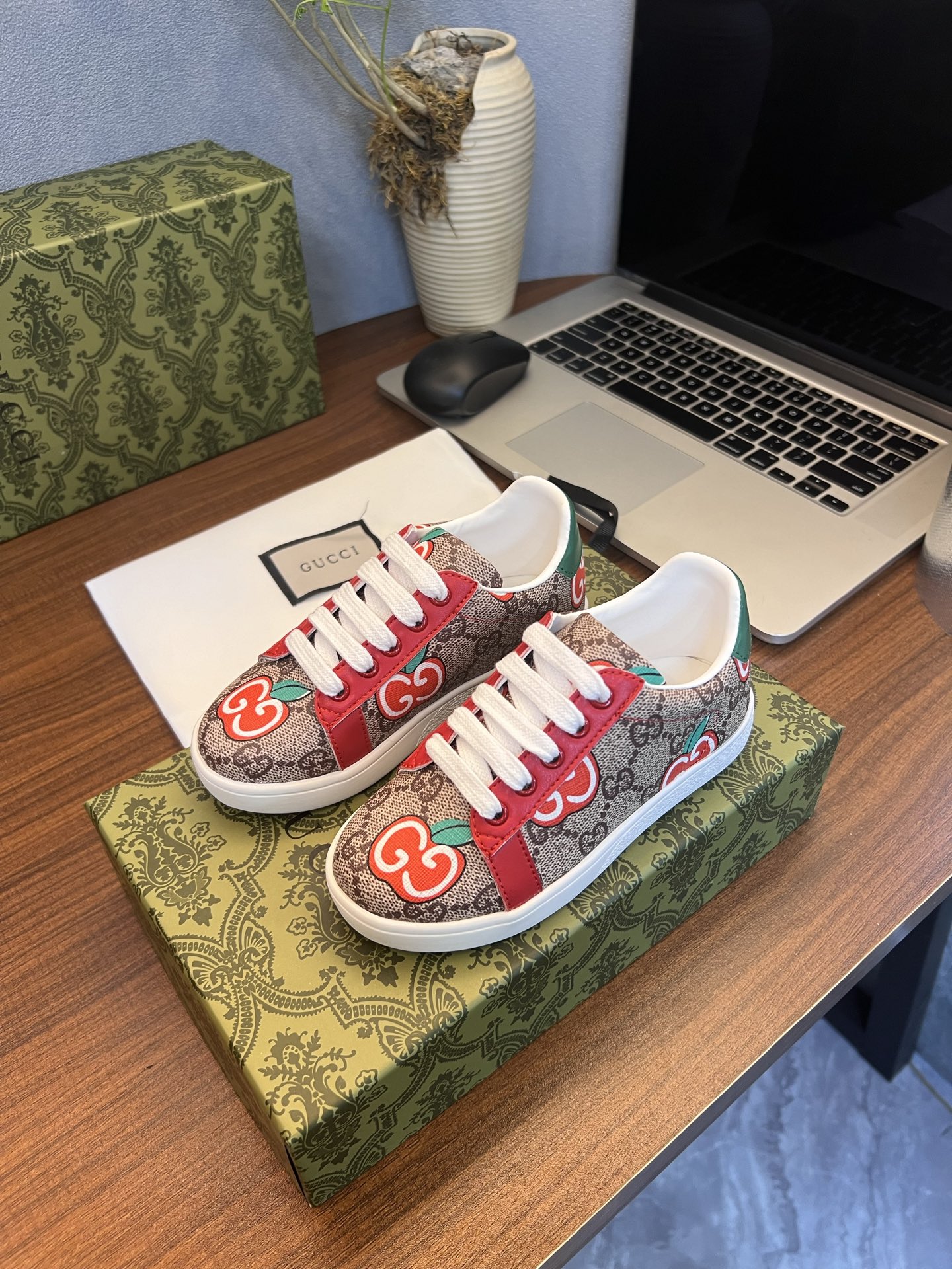 Children's shoes child